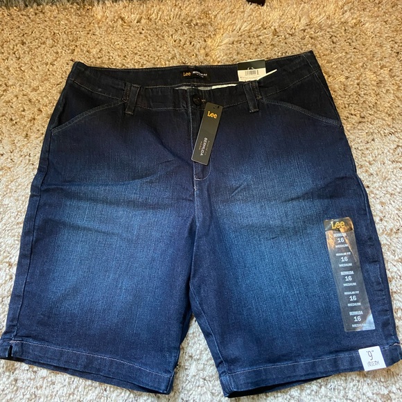 Lee Women's Regular Fit Mid Rise Bermuda Jean Shorts Size 16 Flat Pockets - Picture 1 of 6